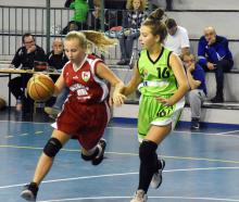 W nowym sezonie Oliwia Grabowska (z pilką). razem  ze starszą o rok  siostrą Pauliną może zagrać w lidze kadetek.