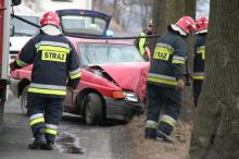 Podczas wyprzedzania wjechał w drzewo