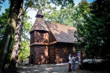 Wyremontowany kościółek w parku Szczytnickim zaprasza na spotkania z artystami