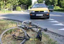 Rowerzysta wjechał w samochód