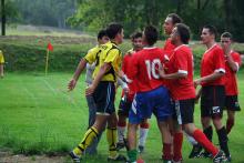 Piast Dziwiszów skopany przez rywala – dosłownie