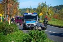 Kierowca jednośladu wjechał pod autobus